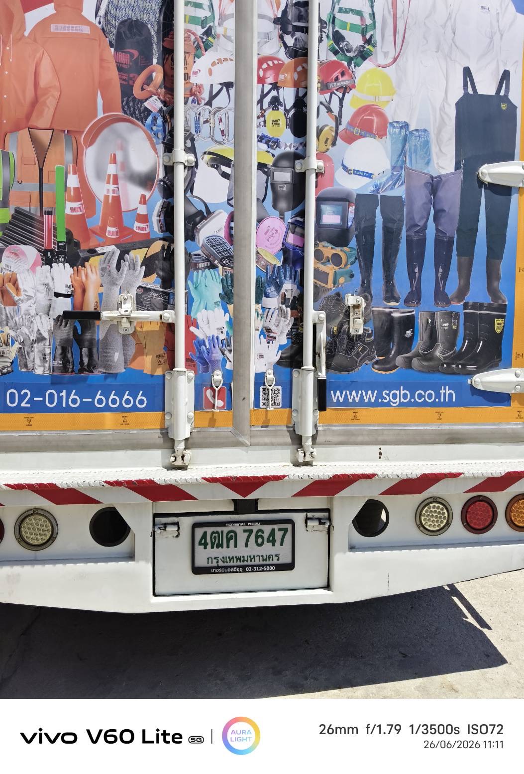 ท้ายรถส่งสินค้าเปิดพร้อมยกของลงคลัง