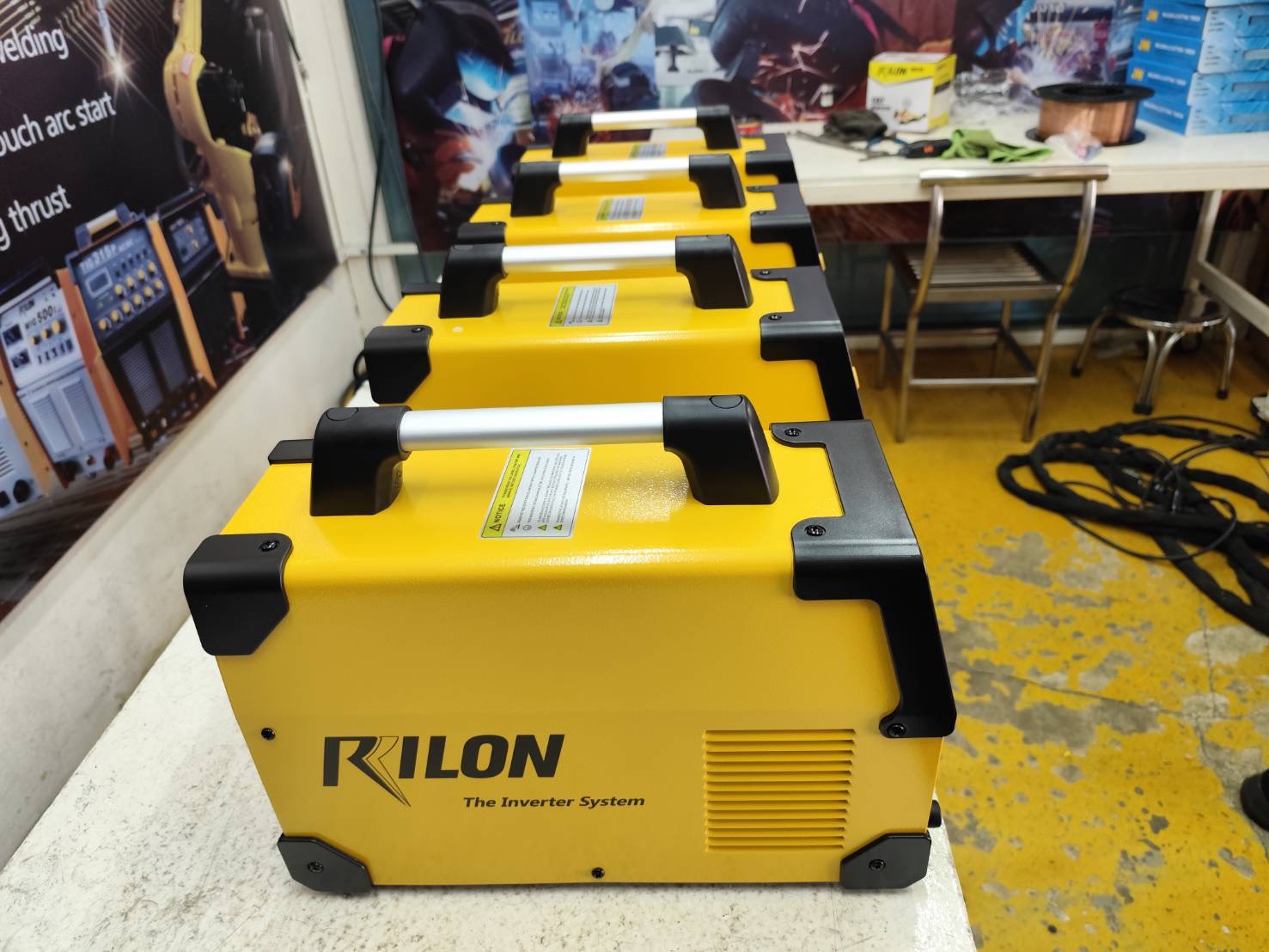 ตู้เชื่อมอินเวอร์เตอร์ RILON เรียงแถวก่อนส่งมอบ
